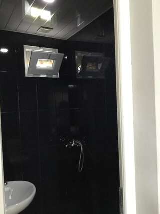 Загородные дома Apartment on Lado Asatiani Батуми Просторный двухместный номер с 2 отдельными кроватями-16