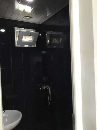 Загородные дома Apartment on Lado Asatiani Батуми Просторный двухместный номер с 2 отдельными кроватями-6